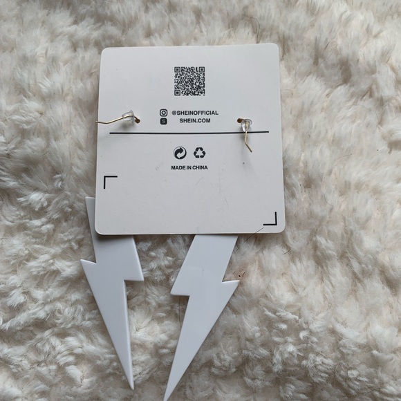 💥Free with Purchase💥 NEW! White Lightening Bolt Earrings - Picture 3 of 4